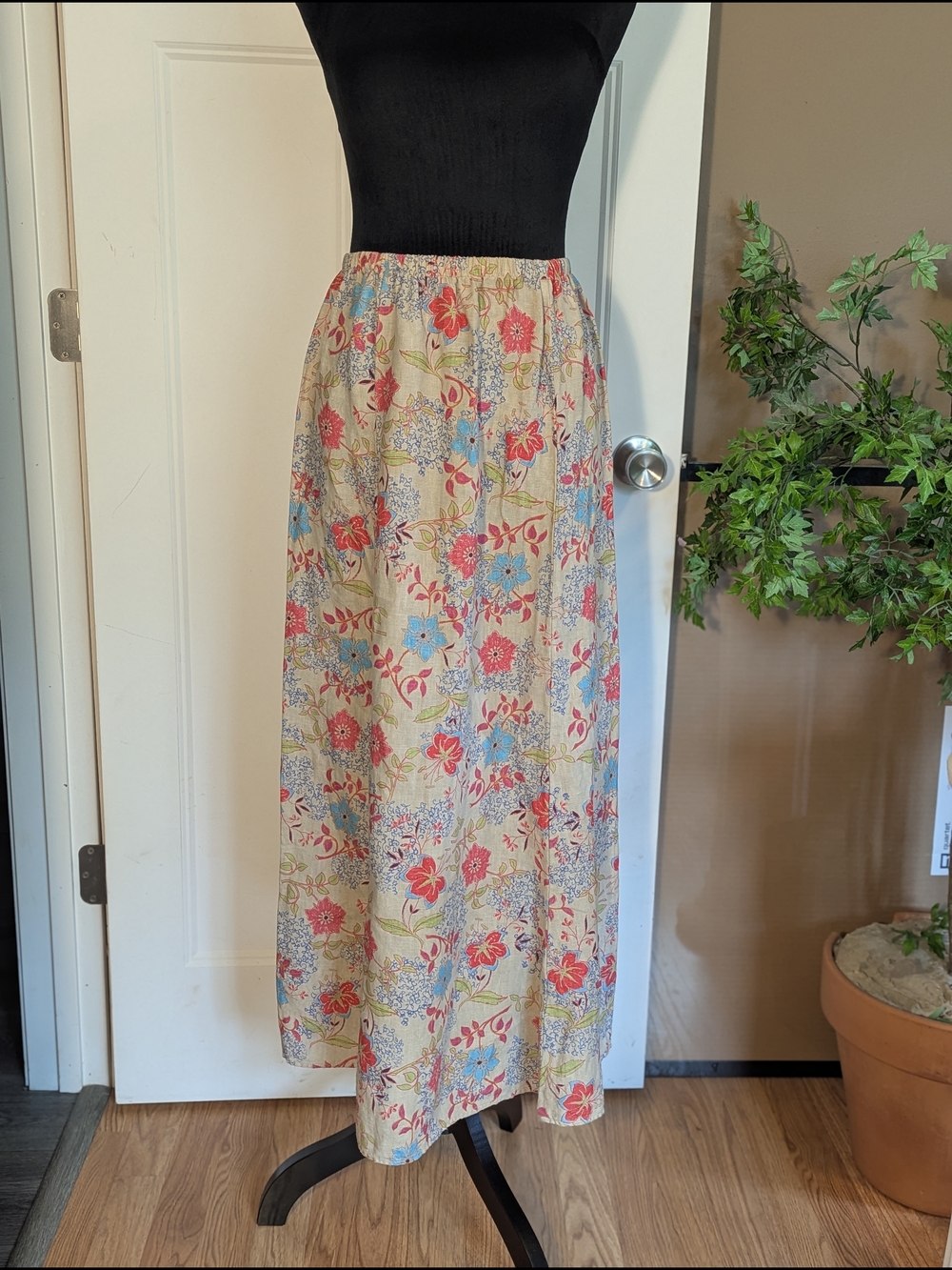 Habitat Floral Maxi Skirt in Cream with Red & Blue Flowers. 100% Linen. Sz S.